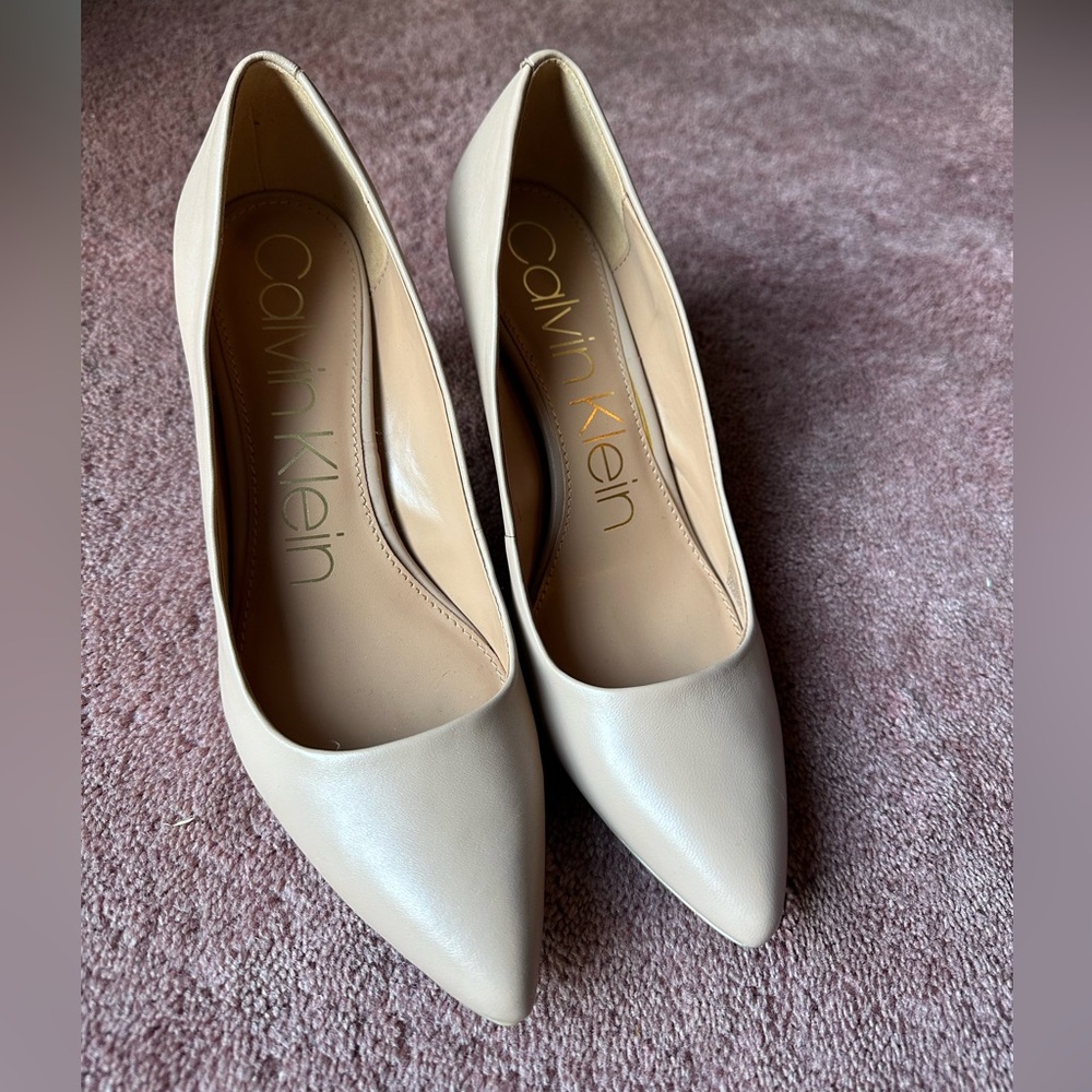 Calvin Klein 3” Kamara nude heels with gold trim - like new